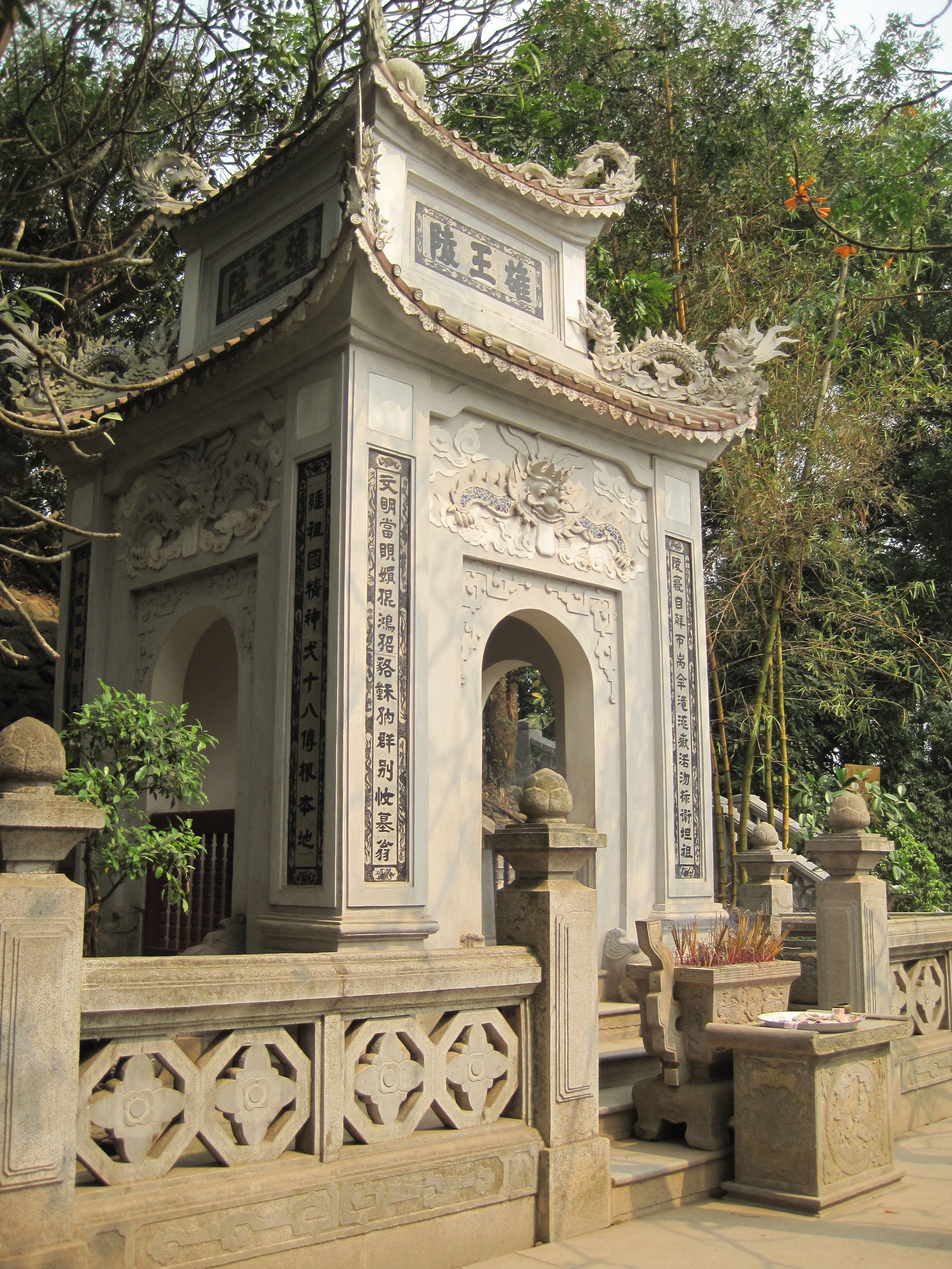 Mausoleum_of_Hung_King.JPG